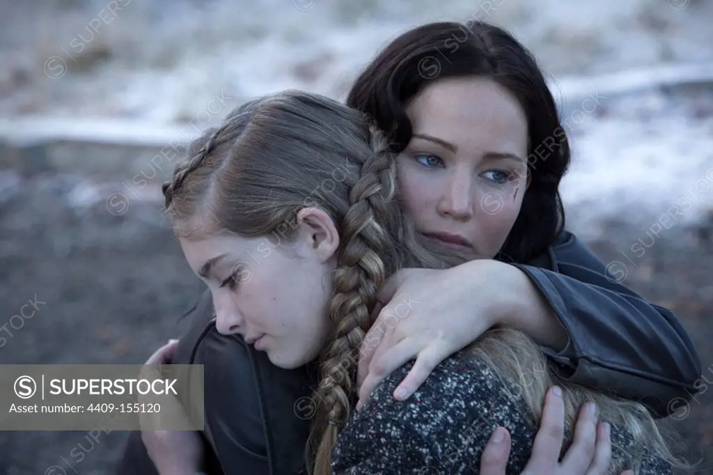 JENNIFER LAWRENCE and WILLOW SHIELDS in HUNGER GAMES, THE: CATCHING FIRE (2013), directed by FRANCIS LAWRENCE. Copyright: Editorial use only. No merchandising or book covers. This is a publicly distributed handout. Access rights only, no license of copyright provided. Only to be reproduced in conjunction with promotion of this film.