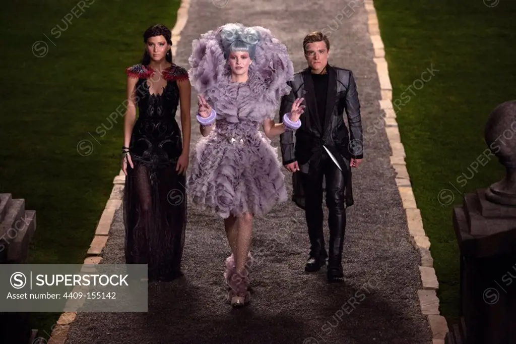 ELIZABETH BANKS, JOSH HUTCHERSON and JENNIFER LAWRENCE in HUNGER GAMES, THE: CATCHING FIRE (2013), directed by FRANCIS LAWRENCE. Copyright: Editorial use only. No merchandising or book covers. This is a publicly distributed handout. Access rights only, no license of copyright provided. Only to be reproduced in conjunction with promotion of this film.
