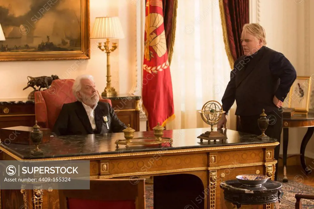 DONALD SUTHERLAND and PHILIP SEYMOUR HOFFMAN in HUNGER GAMES, THE: CATCHING FIRE (2013), directed by FRANCIS LAWRENCE. Copyright: Editorial use only. No merchandising or book covers. This is a publicly distributed handout. Access rights only, no license of copyright provided. Only to be reproduced in conjunction with promotion of this film.