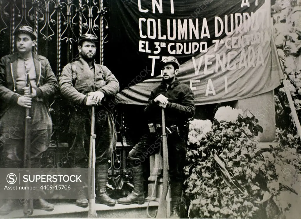 Spanish Civil War (1936-1939). Men with a CNT Flag. Hombres con bandera de la CNT. Civil War 1936. BUENAVENTURA DURRUTI.