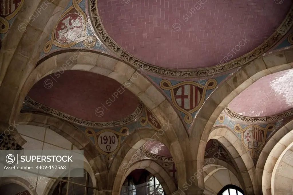 Hospital de la Santa Creu and Sant Pau, Barcelona. The large half-point arches of the vestibule in the main building show the medieval influence. Author: LLUIS DOMENECH I MONTANER.