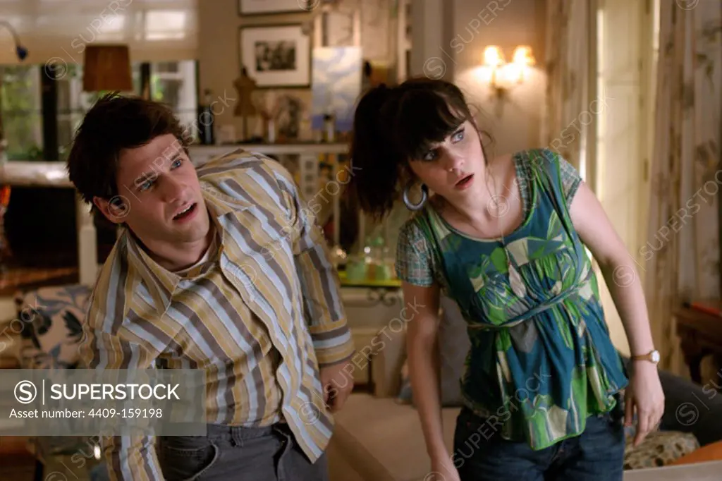 ZOOEY DESCHANEL and JUSTIN BARTHA in FAILURE TO LAUNCH (2006), directed by TOM DEY.