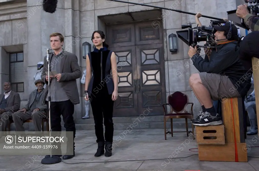 JOSH HUTCHERSON and JENNIFER LAWRENCE in HUNGER GAMES, THE: CATCHING FIRE (2013), directed by FRANCIS LAWRENCE. Copyright: Editorial use only. No merchandising or book covers. This is a publicly distributed handout. Access rights only, no license of copyright provided. Only to be reproduced in conjunction with promotion of this film.
