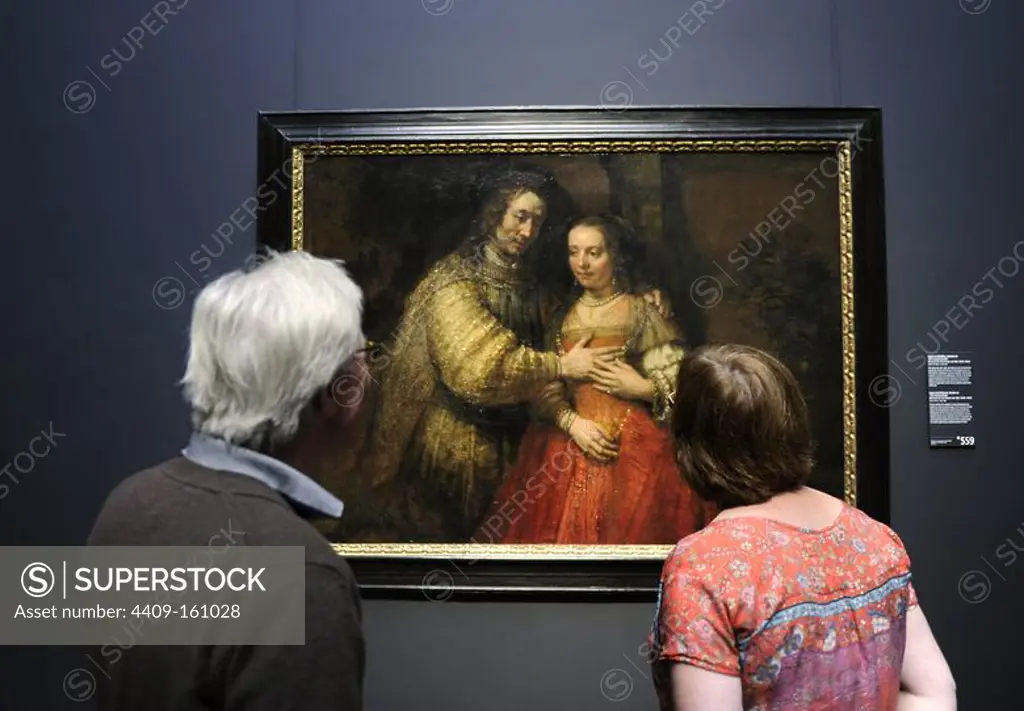 Couple looking at The Jewisth Bride, 1667 by Rembrandt (1606-1669). Oil on canvas. Rijksmuseum. Amsterdam. Netherlands.