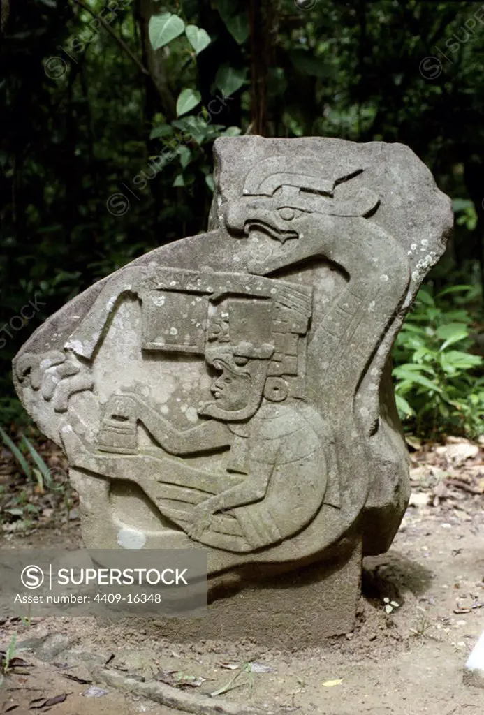 Tombstone representing a snake. Olmec art. Villahermos, Museo de la Venta. Mexico. Location: MUSEO DE LA VENTA. VILLAHERMOSA. CIUDAD DE MEXICO.