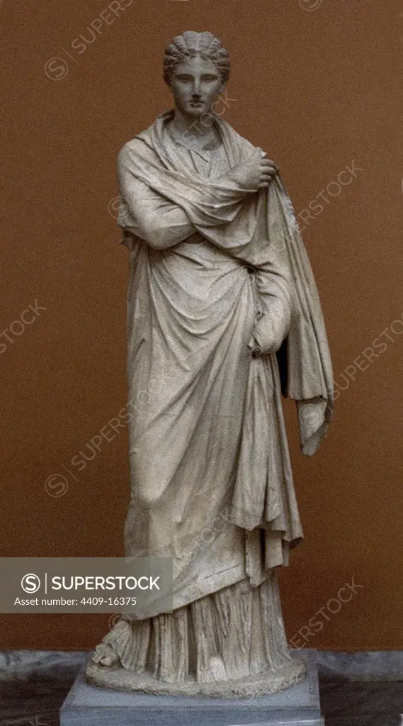 Marble female statue. Athens, museum of archaeology. Location: MUSEO ARQUEOLOGICO-ESCULTURA. ATHENS. GREECE.