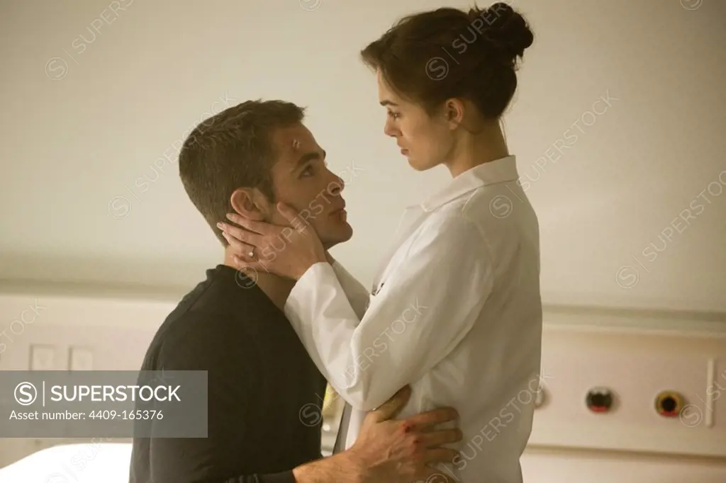 KEIRA KNIGHTLEY and CHRIS PINE in JACK RYAN: SHADOW RECRUIT (2013), directed by KENNETH BRANAGH.
