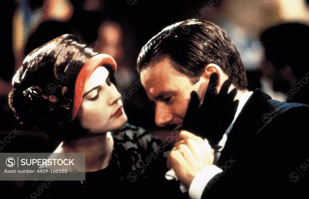 JENNIFER JASON LEIGH and CAMPBELL SCOTT in MRS. PARKER AND THE VICIOUS CIRCLE (1994), directed by ALAN RUDOLPH.