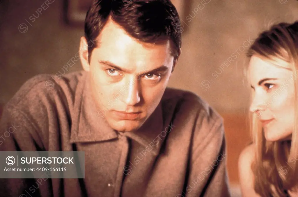 JUDE LAW and JENNIFER JASON LEIGH in EXISTENZ (1999), directed by DAVID CRONENBERG.