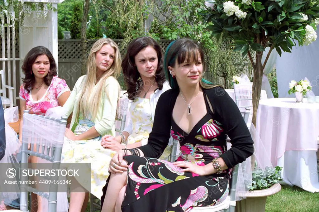 AMBER TAMBLYN, ALEXIS BLEDEL, AMERICA FERRERA and BLAKE LIVELY in THE SISTERHOOD OF THE TRAVELING PANTS (2005), directed by KEN KWAPIS.