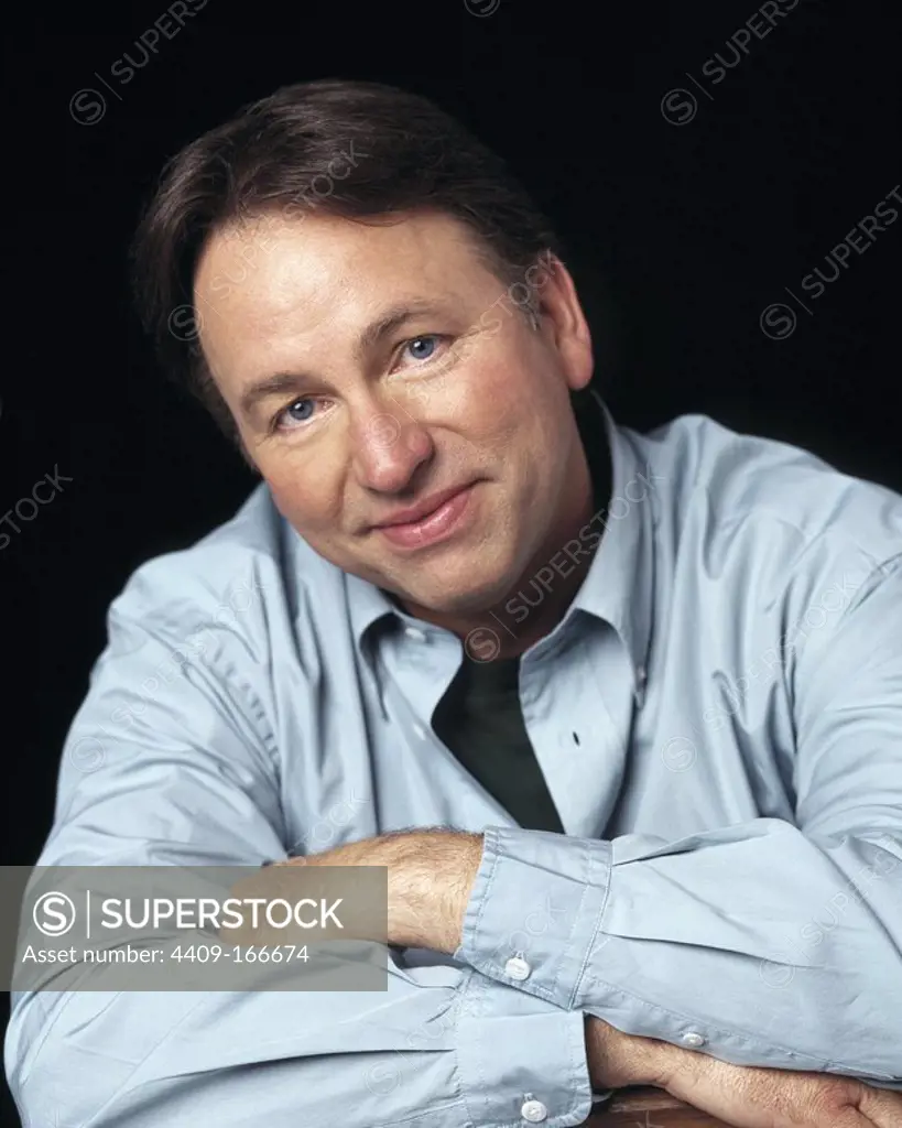 JOHN RITTER in 8 SIMPLE RULES... FOR DATING MY TEENAGE DAUGHTER (2002), directed by JAMES WIDDOES. Copyright: Editorial use only. No merchandising or book covers. This is a publicly distributed handout. Access rights only, no license of copyright provided. Only to be reproduced in conjunction with promotion of this film.