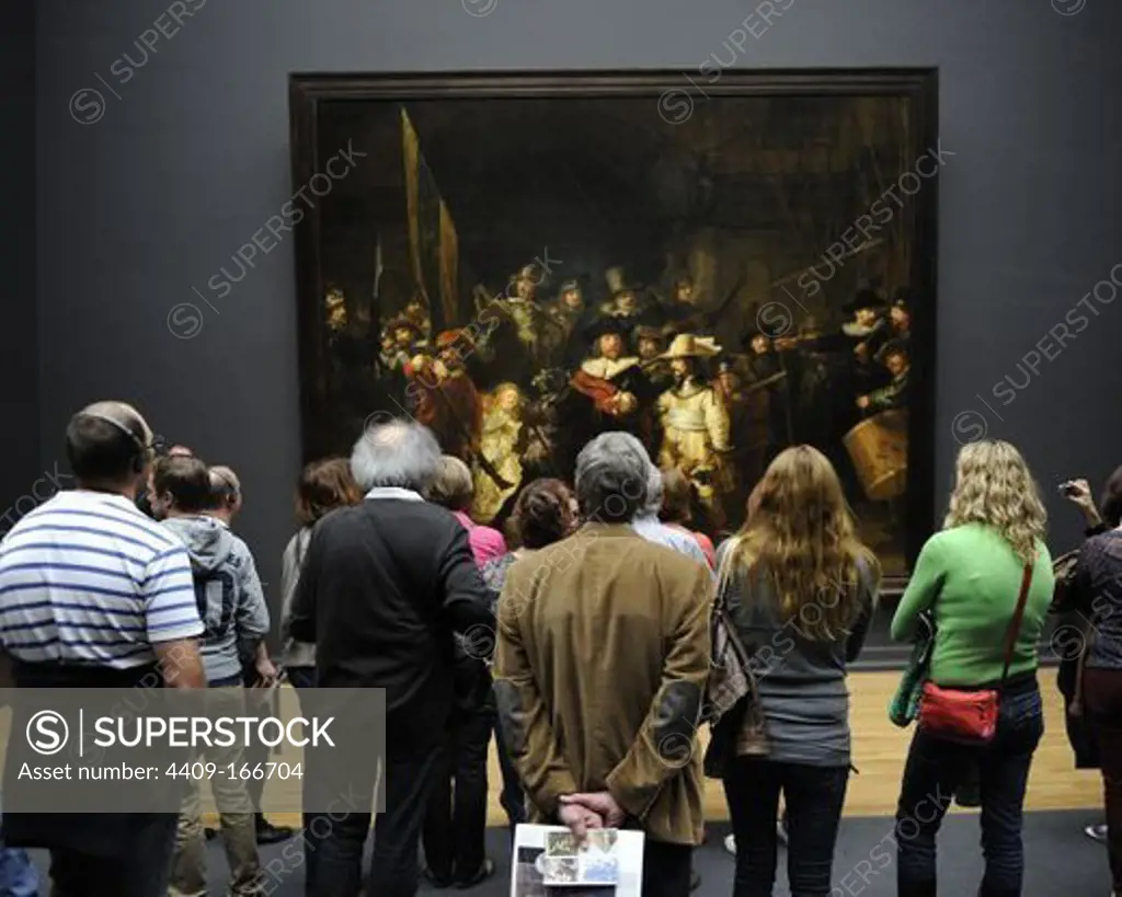 RIJKSMUSEUM. Visitantes mirando "La Ronda de Noche" de Rembrantd. Amsterdam. Países Bajos.