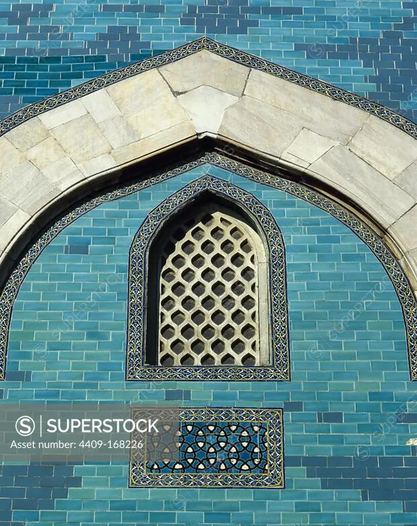 ARTE ISLAMICO-ESTILO OTOMANO. TURQUIA. Detalle de los AZULEJOS ESMALTADOS con grafía árabe en tonos azules, que decoran las paredes exteriores de la YESIL TÜRBE (MAUSOLEO VERDE). BURSA. TURQUIA.