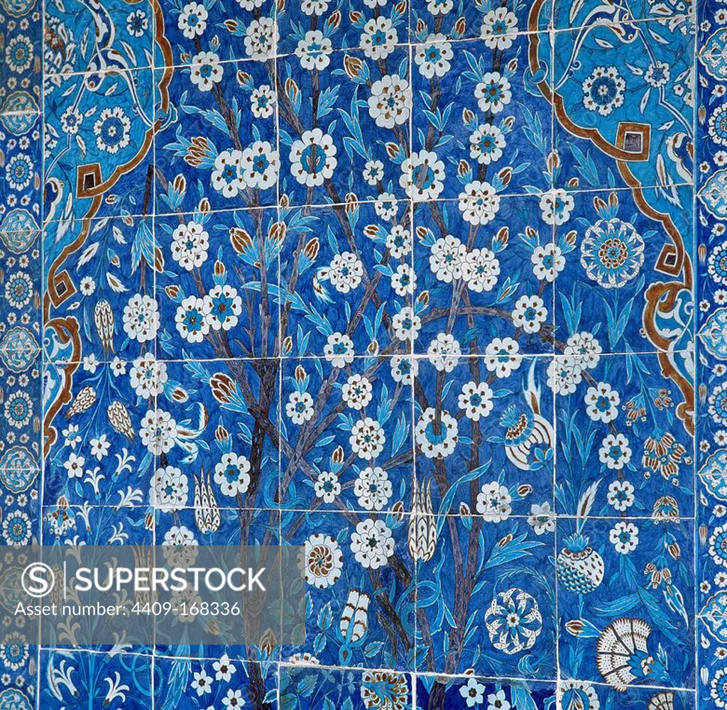 ARTE ISLAMICO-ESTILO OTOMANO. TURQUIA. Detalle de la cerámica esmaltada de tonos azulados cuyos delicados motivos florales eran primero dibujados en el taller imperial y posteriormente realizados por los ceramistas de IZNIK. RÜSTEM PASA CAMII. Mezquita proyectada por SINAN y encargada por el visir Rüstem Pasa. ESTAMBUL.