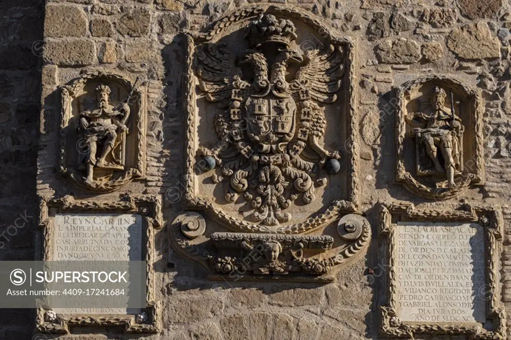 escudo imperial flanqueado por dos reyes, torreon almenado, puente de San Martín, puente medieval sobre el río Tajo, Toledo, Castilla-La Mancha, Spain.