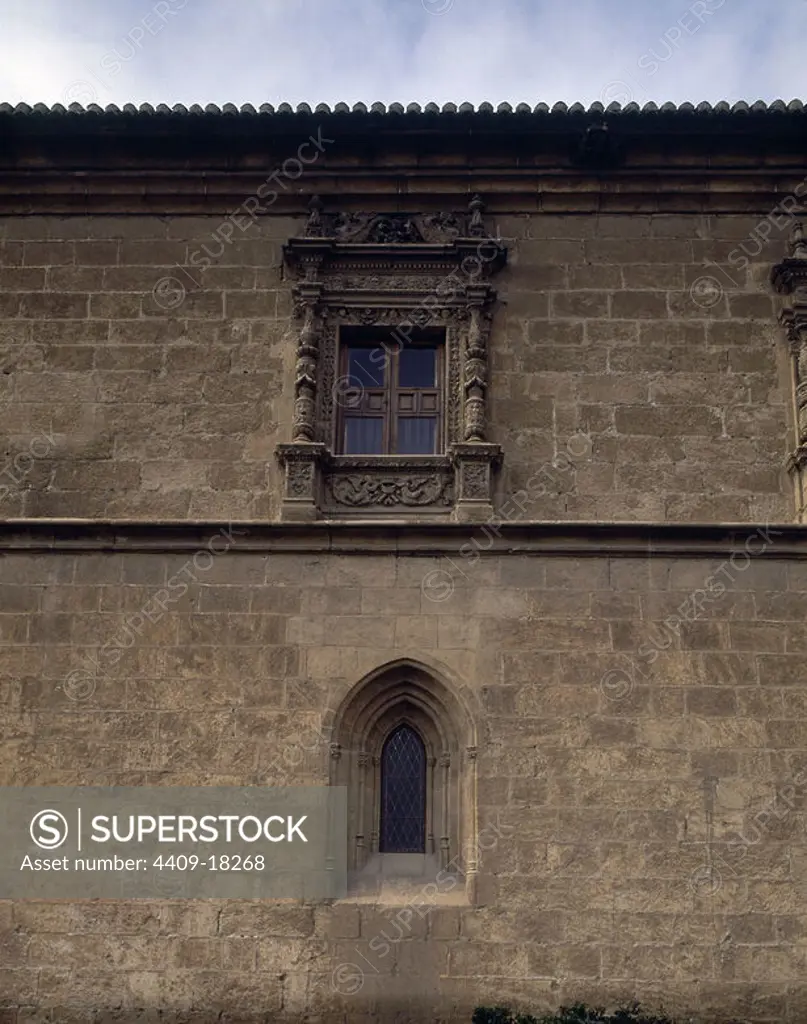 FACHADA RENACENTISTA-CONTRASTE DE VENTANAS RENACENTISTA/GOTICA-1511-ARQUITECTURA REYES CATOLICOS. Author: ENRIQUE EGAS (1455-1534). Location: HOSPITAL REAL. GRANADA. SPAIN.