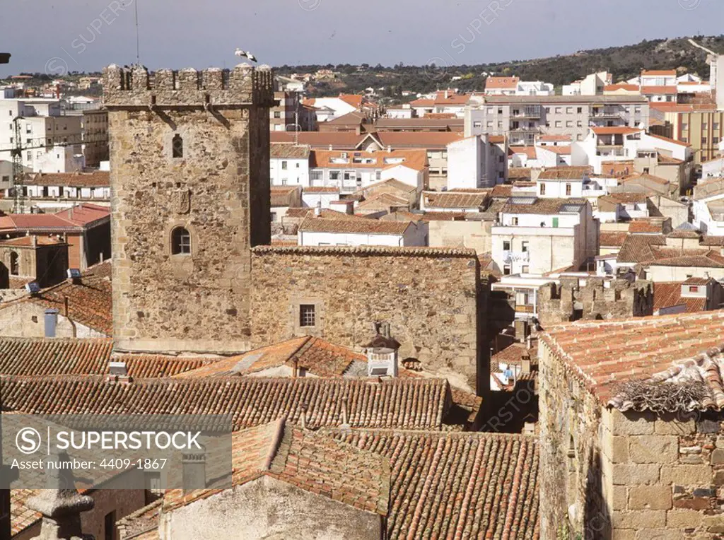 Vista con torre, tomado desde el gobierno Militar. Cáceres.
