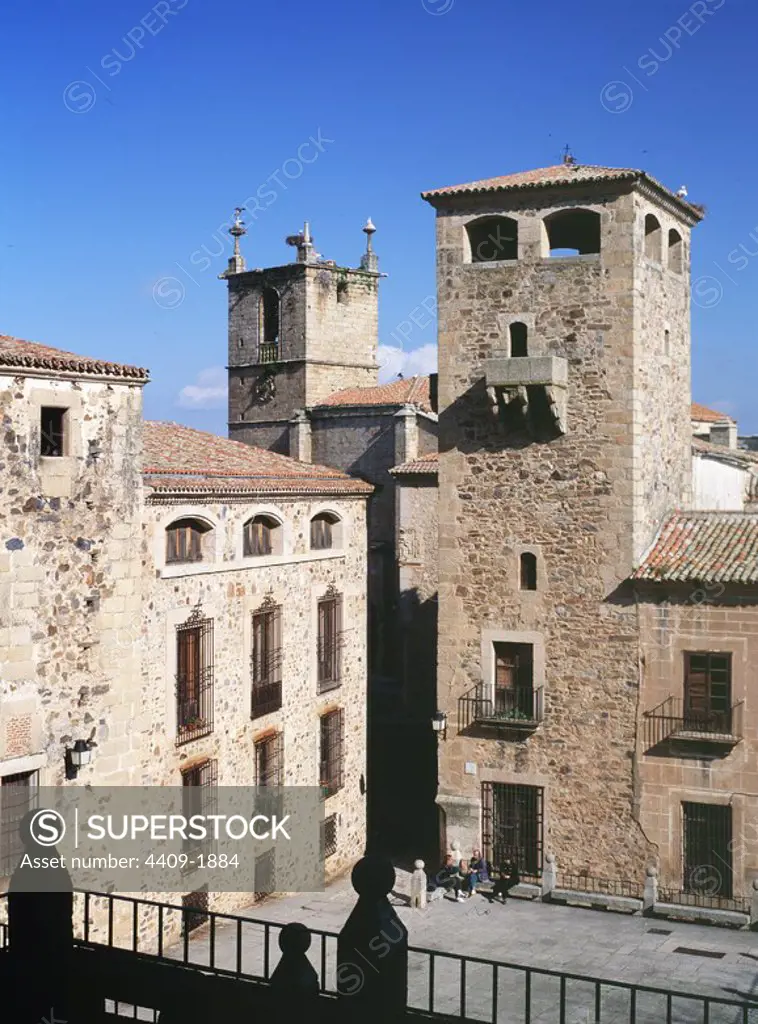Plaza con Torre de la Casa de los Golfines de Abajo, Cáceres. Arquitectura Civil de los siglos XV-XVI. Fachada gótico-mudéjar.