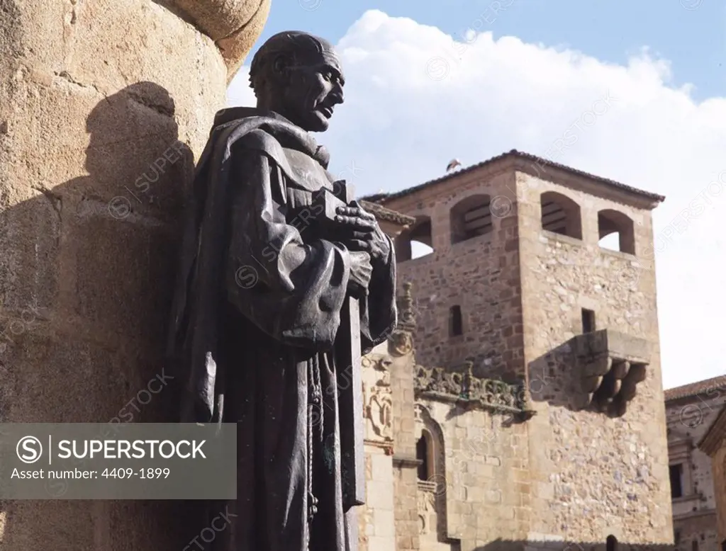 Figura de Santo, y vista de la fachada Gótico- Mudéjar de la Casa de los Golfines de Abajo, Cáceres. Arquitectura civil de los siglos XIV-XVI.
