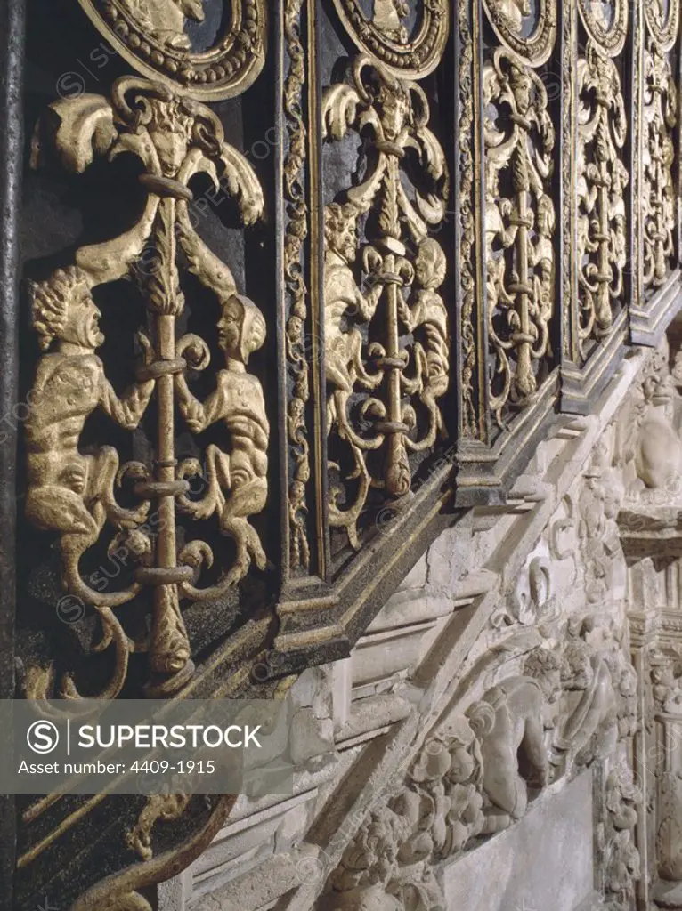 Catedral de Burgos, iniciada en el año 1221 y finalizada en el s.XVI. Escalera Dorada, en el interior de la catedral.