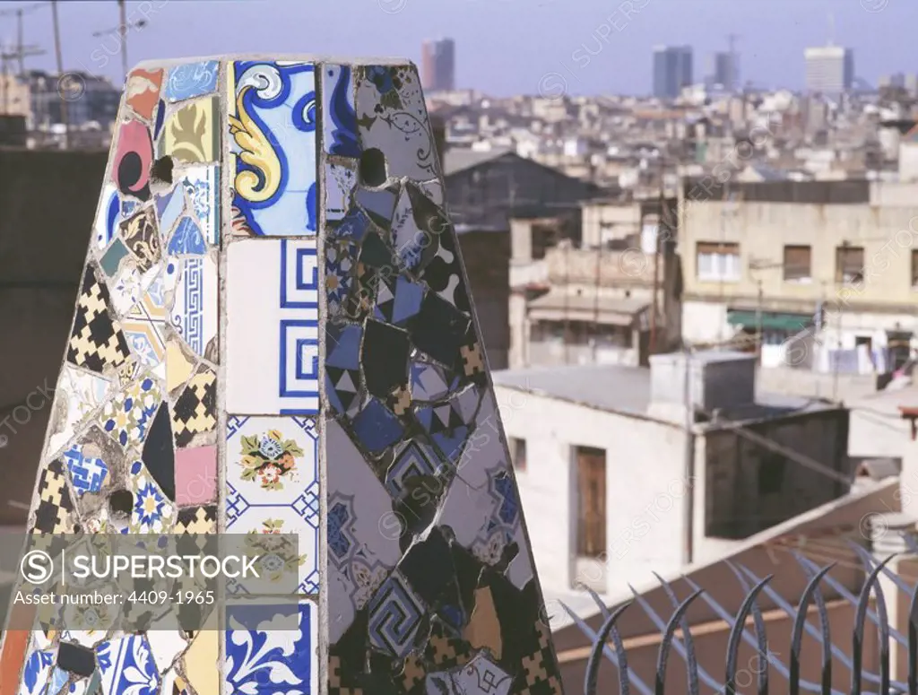 Detalle de la azotea . Ciudad de Barcelona al fondo. Palacio Güell, (1886-1991). Carrer Nou de la Rambla, Barcelona , España. Author: Gaudi, Antoni, architect.