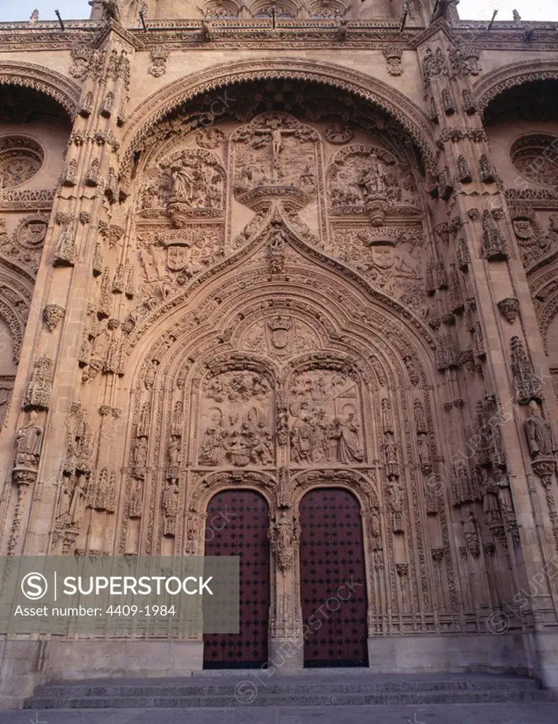 Catedral Nueva, Salamanca, provincia de España. Iniciada en el año 1513 y finalizada en el 1733. Gótico final. La imagen muestra la fachada principal de la catedral.