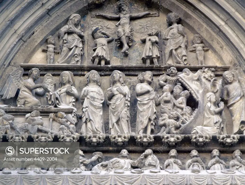 Iglesia del Santo Sepulcro, Estella, provincia de Navarra. Detalle de la fachada. Representación de la Última Cena. JESUS.