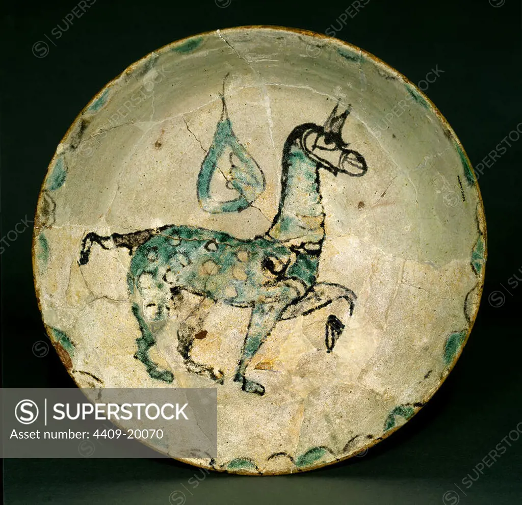 Green and manganese decored plate representing a horse. Omeyyad dynasty. Cordoba, Archaeological Museum. Spain. Location: MUSEO ARQUEOLOGICO-COLECCION. CORDOBA. SPAIN.