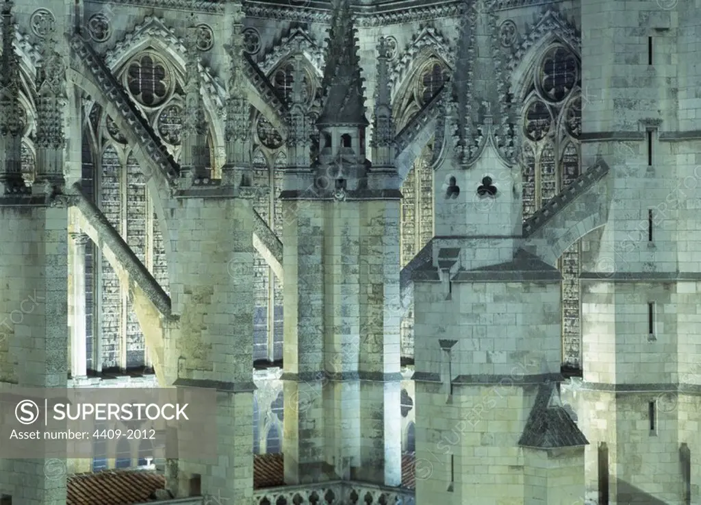 Catedral de León. Vista nocturna. Detalle de los contrafuertes.