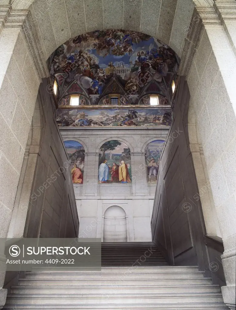 Escalera principal (Claustro). Monasterio de San Lorenzo de El Escorial, empezado a construir en el año 1563. Província de Madrid, España.