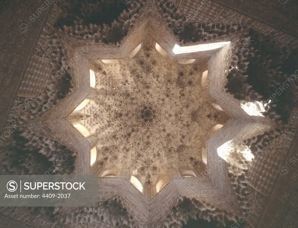 Techo en forma de estrella del Salón de los Abencerrajes. Alhambra. Granada. España.