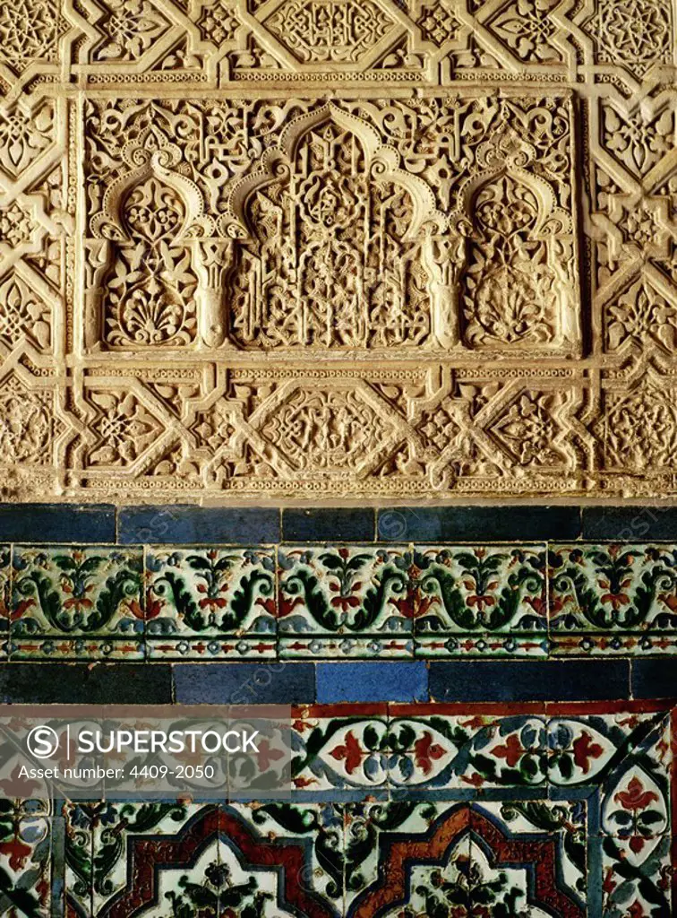 Grabados y cerámica decorada. Pared del Patio de los Leones, Alhambra, Granada.España.