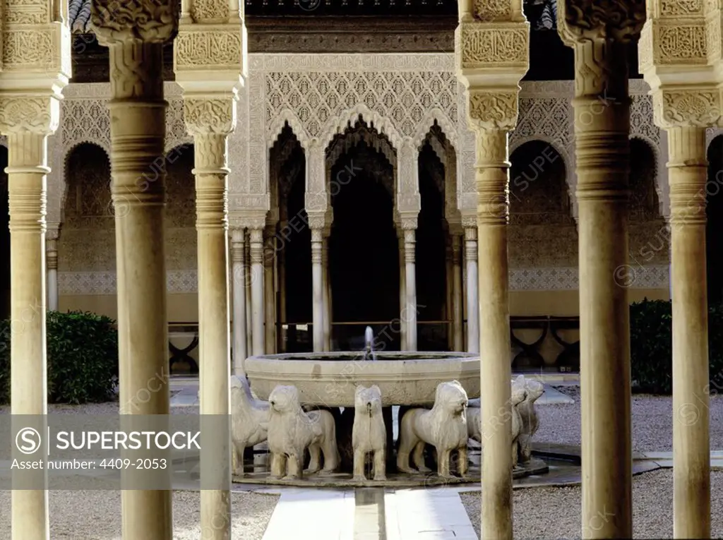 Patio de los Leones. Detalle de las columnas y fuente central. La Alhambra, Granada.España.