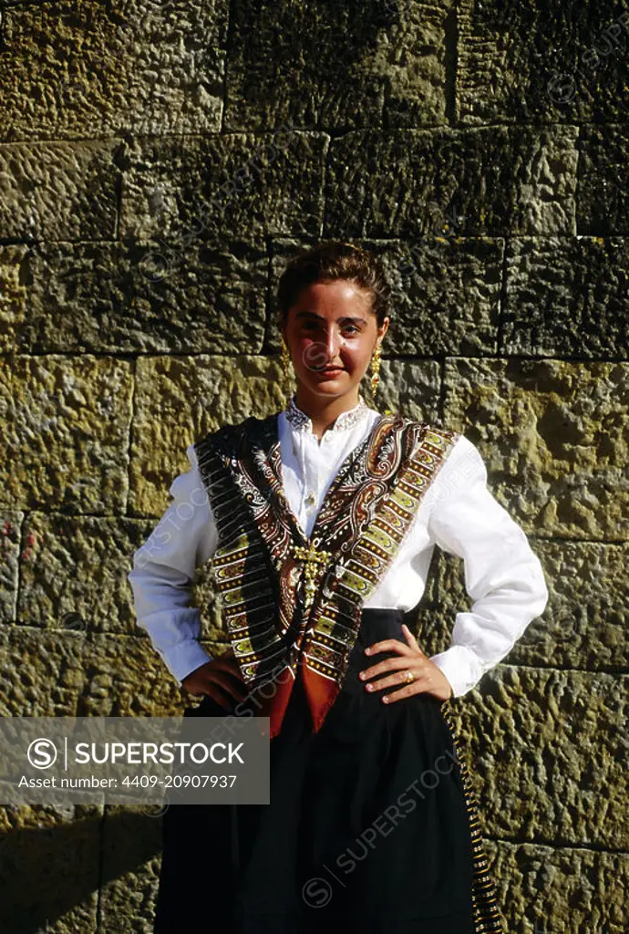 SPAIN - Hoya de Huesca (district) - ARAGON - HUESCA. Huesca, girl with typical traditional dressing
