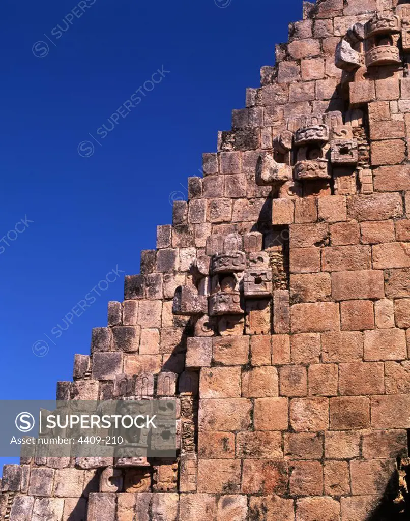 Mexico.Yucatan.Z.A. de Uxmal.Cultura Maya.Piramide del Adivino.Detalle de la escalinata.