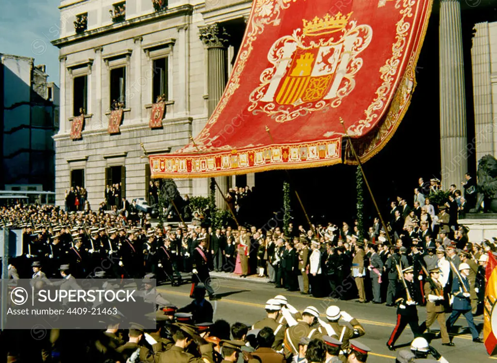 Procession during the proclamation ceremony of King Juan Carlos on November 22, 1975. Madrid, Congress of Deputies. Location: CONGRESO DE LOS DIPUTADOS-EXTERIOR. MADRID.