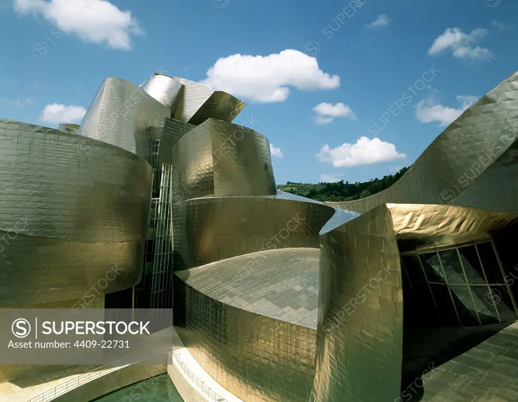 EXTERIOR DEL MUSEO - 1992-97. Author: FRANK OWEN GEHRY 1929-. Location: GUGGENHEIM MUSEUM. BILBAO. Biscay. SPAIN.