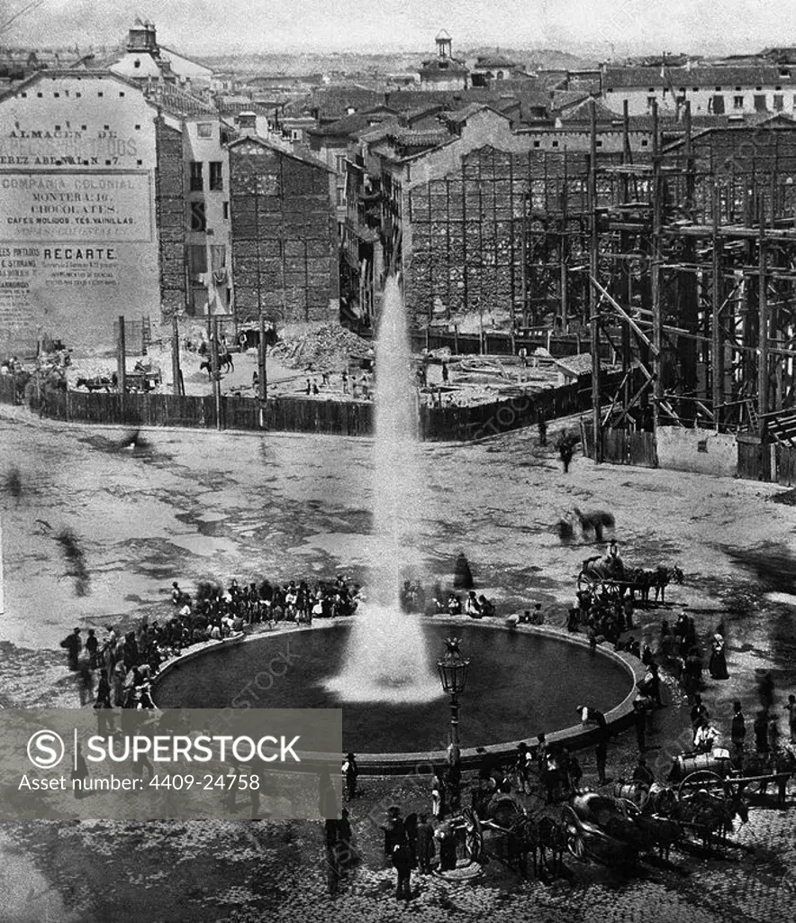 FOUNTAIN AT THE DOOR OF THE SUN DURING THE REFORM CARRIED OUT IN THE YEAR 1860. Location: MUSEO DE HISTORIA-FOTOGRAFIAS. SPAIN.