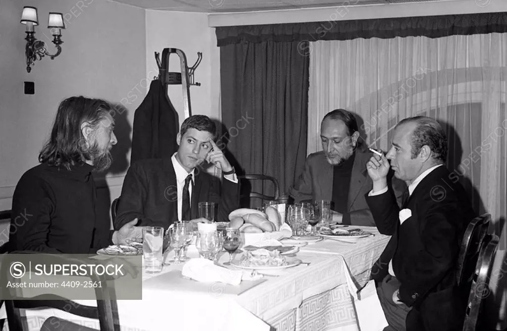 Los escritores españoles Carles Barral, José María Castellet, Jaime Gil de Biedma y Félix de Azúa, en el restaurante 'Glaciar' de Barcelona durante la celebración del Premio Maldoror en noviembre de 1970.