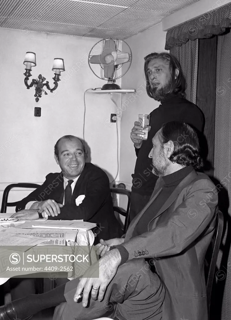 Los escritores españoles Carles Barral, José María Castellet y Jaime Gil de Biedma, en el restaurante 'Glaciar' de Barcelona durante la celebración del Premio Maldoror en noviembre de 1970.