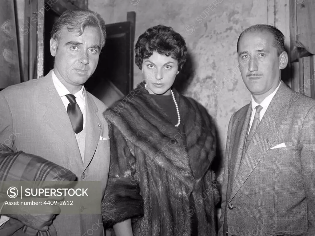 El actor y humorista catalán Joan Capri con la actriz de origen alemán Katia Loritz y el director y guionista español Antonio de la Loma. Fotografía tomada el año 1957.