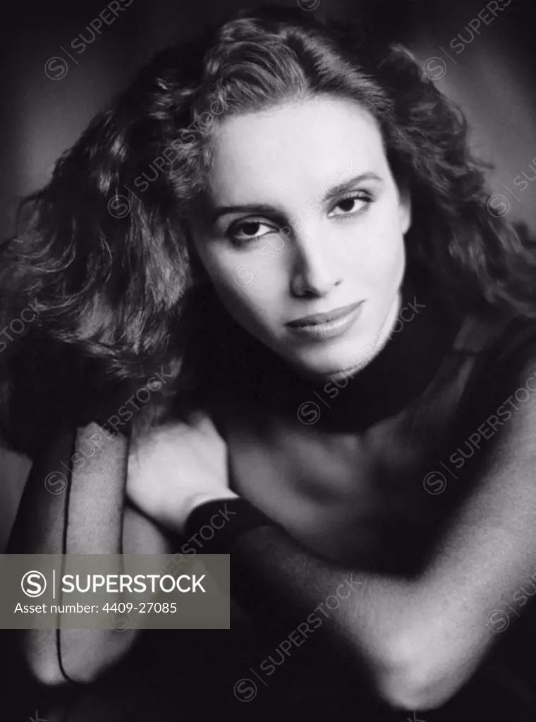Ana Belén posando para las fotos promocionales de su disco 'Rosa de amor y fuego' del año 1989.