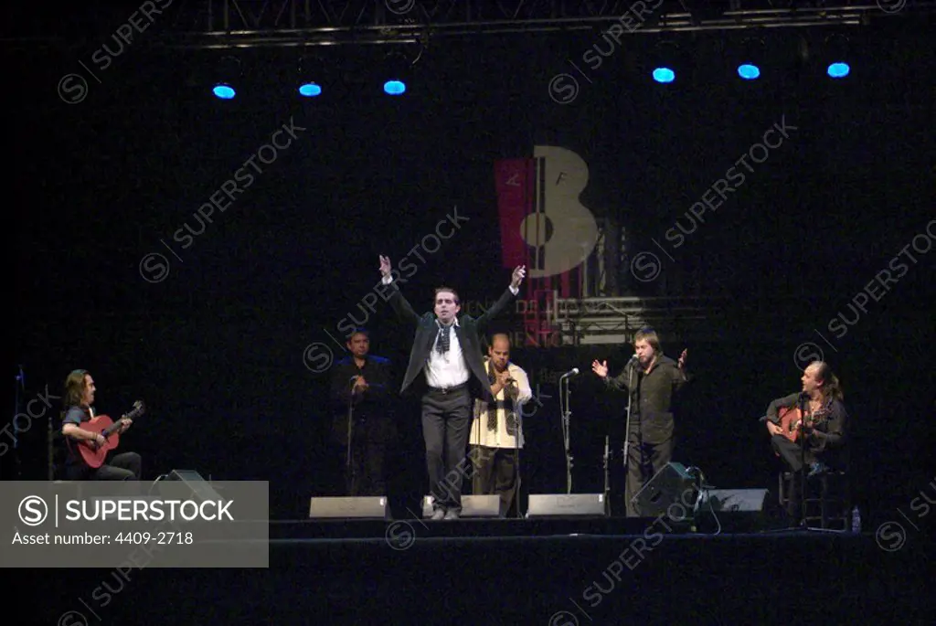 Raúl Rodríguez, Paco de Amparo, Pepe Torres, Moi de Morón y Manuel Flores, integrantes del grupo flamenco 'Son de la frontera', en una actuación.