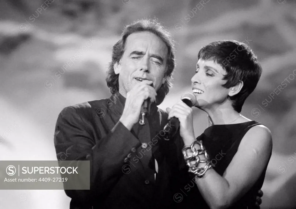 Ana Belén y Joan Manuel Serrat en el concierto 'Mucho más que dos'. Palacio de Deportes de Gijón, 1994.