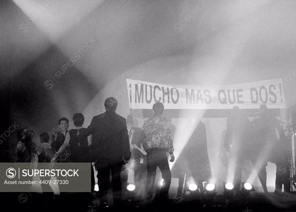 Final del concierto 'Mucho más que dos'. Palacio de Deportes de Gijón, 1994. ANA BELEN. VICTOR MANUEL.