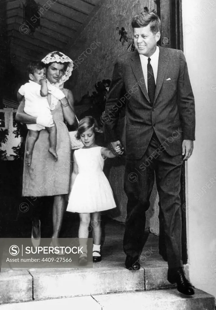 John F. Kennedy acompañado de su esposa Jacqueline y sus hijos John John y Carolina, 1963.