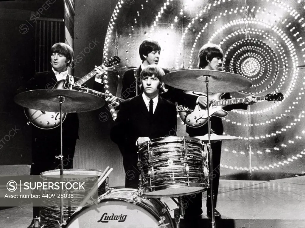 La banda inglesa de Pop rock, The Beatles. THE BEATLES. RINGO STARR. GEORGE HARRISON. PAUL MCCARTNEY. JOHN LENNON.