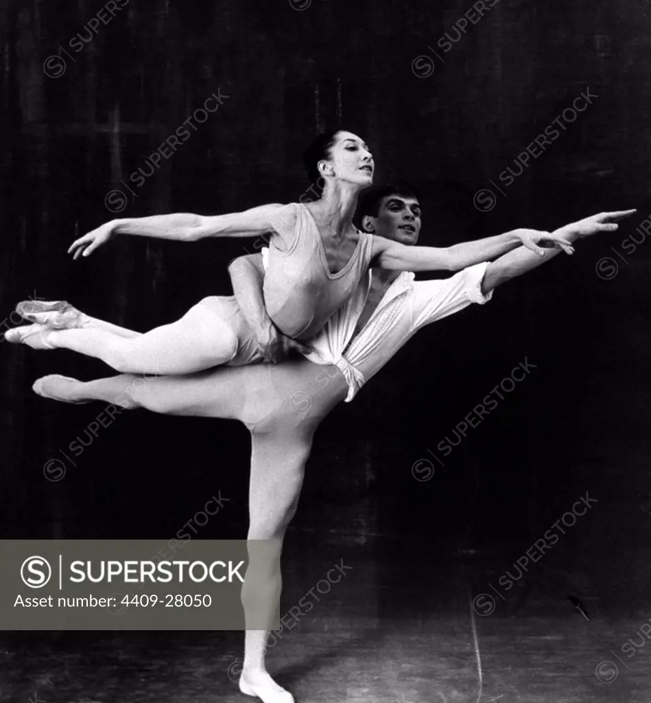 Russian ballet dancer Rudolf Nureyev who defected to France dancing with his partner Vyoubova. 1961. RUDOLF NUREJEV.