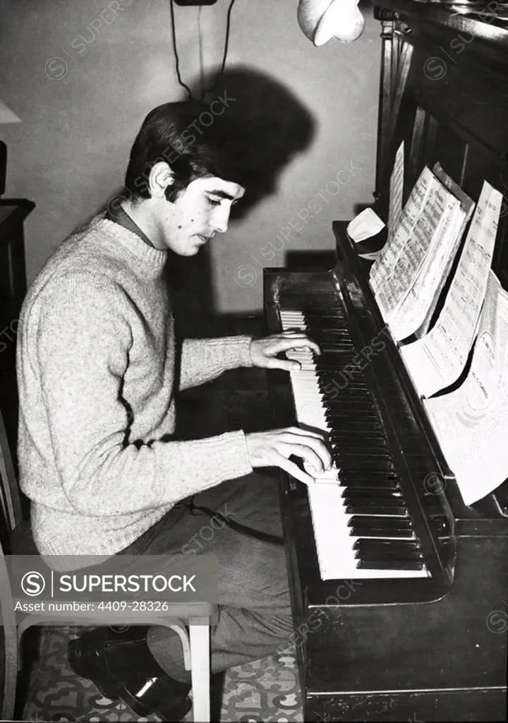 Joan Manuel Serrat en su piso de Poble Sec, Barcelona, tocando el piano. 1962.