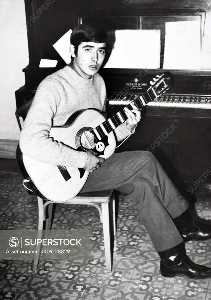 Joan Manuel Serrat en su piso de Poble Sec, Barcelona, tocando la guitarra. 1962.